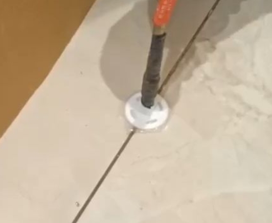 三元瓷砖空鼓维修公司专业解答瓷砖在铺贴过程中，如果没有涂抹均匀到位的粘结材料（如水泥砂浆或瓷砖胶），可能会导致以下问题