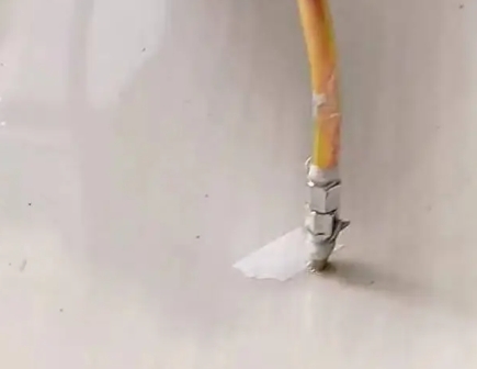 三元瓷砖空鼓维修公司专业解答在瓷砖铺贴过程中，如果使用的砂料过粗（如全部使用了粗砂），可能会导致以下问题
